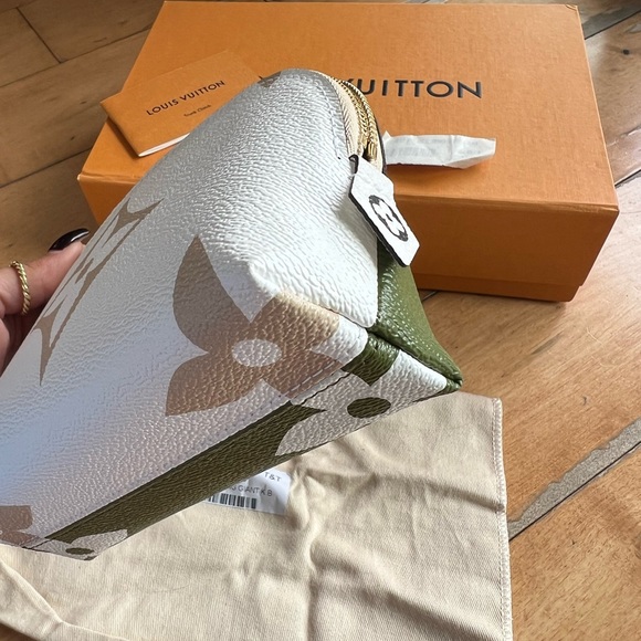 Louis Vuitton cosmetic case - Picture 5 of 13